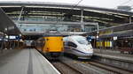  Form follows function 

Der mit +25min verspätete ICE International ICE 128 (406 001  Europa / Europe  / Tz 4601; HU-Datum  25.01.22  AW Oppum) begegnet im Hauptbahnhof Utrecht (Utrecht Centraal) einem nationalen IC nach Den Haag Centraal.

Utrecht, der 04.02.2022