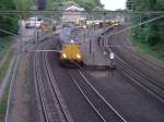 Ein ICM donnert Abends gegen 20 Uhr durch den Bahnhof von Baarn.