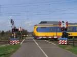 Eine Bahnbergang und eine Koploper (4073) bei Herfte am 2-4-2010.