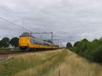 4024 und eine weitere Koploper mit IC 533 Den Haag CS-Groningen bei Tynaarlo am 30-7-2010.