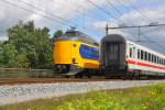 DEVENTER (Provinz Overijssel), 19.08.2010, ICM Koploper (Wagen 4210) begegnet auf der Rampe zur IJsselbrücke einem deutschen IC nach Berlin Ostbahnhof kurz vor dessen Einfahrt in den Bahnhof