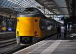 Die NS Koploper 4209 ist unterwegs mit IC 4540 (Amersfoort Schothorst - Enkhuizen), hier bei Einfahrt von Amsterdam am 15 03 2012.