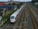 ICE Koeln-Amsterdam mit 1 weissem Kupplungsabdeckplatte durchfahrt dem Sttischen Horizont von Utrecht im modernen Bahnhofsbereich von Maarssen/Zuilen-Utrecht 2-8-12