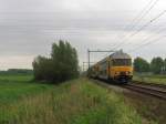 7854 mit Regionalzug 16028 Den Bosch-Utrecht CS auf Bahnhof Houten am 11-6-2010.