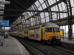 Doppelstock gezogen durch E 1717 mit IC nach Enkhuizen in Hbf Amsterdam am 12.02 2011.