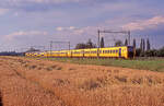 überführung von 2 Stück DM90, geschleppt mittels eines DD-IRM (Nachschuss) als Leerzug 80409 (Nijmegen - Zwolle) bei Elst am 25.07.1998. Es handelte sich um NS 3451 und 3410. Scanbild 7733, Fujichrome100.