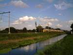 Niederlndische Schnelltriebwagen auf der Strecke Utrecht - Arnhem (- Emmerich), fotographiert von einer Autobahnraststtte  nahe Maarn.