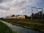 Niederlndische Schnelltriebwagen auf der Strecke Utrecht - Arnhem (- Emmerich), fotographiert von einer Autobahnraststtte  nahe Maarn.