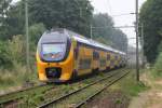 Ein sechsteiliger IRM-Triebzug als Schnellzug Maastricht - 's-Hertogenbosch, bei Elsloo, 04-07-2010