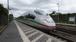 Eine Baureihe 406 (ICE 3M) der niederländischen Staatsbahnen als ICE 105 nach Basel Bad Bahnhof durchfährt Karlsruhe-Hagsfeld am 05.