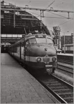 Ein Mat'57 wartet als IC 5463 in Amsterdam CS auf die Abfahrt nach Bruxelles.