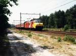 Eine Motorpost mit Postzug 51091 Amersfoort-Zwolle bei Nunspeet am 30-7-1991.