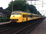 523 mit Regionalzug 3637 Zwolle-Roosendaal bei Wijhe am 19-5-1993.