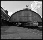 Ein doppel plan V mit schnellzug nach Rotterdam hier bei Ausfahrt von Amsterdam CS am 18.06 2011.