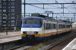 DEN HAAG (Provinz Zuid-Holland), 05.08.2017, Triebzug 2948 als Sprinter bei der Einfahrt in den Bahnhof Hollands Spoor