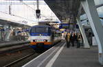 Ein  Sprinter von Zutphen(NL) nach Nijmegen(NL)  und fährt in Arnhem-Centraal(NL) ein. Aufgenommen von Bahnsteig 6b in Arnhem-Centraal(NL). 
Bei Sonne und Wolken am Nachmittag vom 26.12.2017.