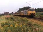 2852 und 2851 mit Regionalzug 5946 Rhenen-Utrecht bei Veenendaal am 18-8-1998.