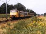 2867 mit Regionalzug 5947 Utrecht-Rhenen bei Veenendaal am 18-8-1998.