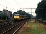 Sprinters 2879 und 2887 mit Regionalzug 4820 Uitgeest-Amsterdam CS auf Bahnhof Beverwijk am 16-8-1996.