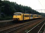 2888 mit Regionalzug 4824 Uitgeest-Amsterdam CS auf Bahnhof Santpoort Noord am 16-8-1996.