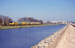 NS 2107 + NS 2106 als Zug 8046 (Emmen - Zwolle) am Ufer des Coevorden-Vecht-Kanaal bei Coevorden am 02.04.2001, 13.17u.