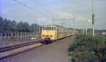 NS 2004 + NS 2005 bei durchfahrt als Leerzug in Zoetermeer Oost am 16.08.1975, 16.59u. Es ging nach Zoetermeer und ab dort als Sonderfahrt für die NVBS weiter. Diese Züge waren hier gerade mal einige Wochen alt. Scanbild 90506, KodacolorII.