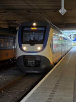 Der Sprinter Lighttrain (SLT) 2632 - hier Anfang September 2026 bei der Einfahrt am Hauptbahnhof in Utrecht zu sehen - ist ein elektrischer Nahverkehrstriebzug der Nederlandse Spoorwegen (NS). 