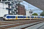 Der Sprinter Lighttrain (SLT) 2467 - hier Anfang September 2026 bei der Einfahrt am Hauptbahnhof in Utrecht zu sehen - ist ein elektrischer Nahverkehrstriebzug der Nederlandse Spoorwegen (NS).