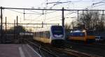 Ein Nachschuss von ET 2431 mit einem Regionalzug aus Rotterdam-Centraal(NL) nach Uitgeest(NL bei der Ausfahrt aus Rotterdam-Centraal(NL) bei schönem Sonnenschein und Wolken am Nachmittag vom