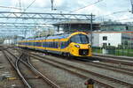 NS 3133 kommt vorbei am ProRail Gebäude am Bahnhof Amsterdam Centraal am 26.04.2023, als Leerzug unterwegs zum Betriebsbahnhof Watergraafsmeer.