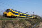 NS 3145 durchfahrt Tilburg Oude Warande am 18 März 2026 und wird vom offenbarer Weg etwas ausserhalb das Waldpark fotografiert.