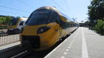 Auf diesem Foto sind eine ICNG IV-Einheit Nummer 3132 und eine FLIRT III-Einheit Nummer 2512 zu sehen, die beide im Bahnhof auf ihre Abfahrt in Richtung 's-Hertogenbosch warten.
