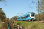 Keolis 5035 (ex Connexxion) als Zug 31333 von Amersfoort Centraal nach Ede-Wageningen im Wald- und Heidegebiet bei Ede, 06.04.2025. Bild 23334.