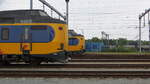 Die Einheiten 4064 und 4055 der Baureihe ICM III der nederlandse spoorwegen sind hier gemeinsam auf den Abstellgleisen des Instandhaltungswerks Amersfoort zu sehen. Leider haben beide wohl keine Zukunft mehr; sie wurden dauerhaft aus dem Betrieb genommen. Sie stehen auf den Gleisen, die in Richtung Werkstatt f�hren – nicht an den Prellb�cken(FIXSTOPS) –, neben einer ICM IV-Einheit Nummer 4207 sowie einem weiteren, nicht identifizierten Zug. Vermutlich warten sie dort auf ihre Zerlegung und den anschlie�enden Abtransport, wie es an diesem Standort h�ufig geschieht. In der Werkstatt selbst befand sich zudem eine weitere, nicht n�her identifizierte ICM-Einheit, die gerade ausgeschlachtet wurde.
Aufnahmedatum: 16.05.2026
Das Foto entstand von einem �ffentlichen Fu�weg aus; es wurde durch den Zaun hindurch aufgenommen!