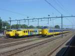 (Dieses Foto ist aus ein anderen Zug genommen, also offen zugänglich!) Drei Triebzuge stehen am Abstellbahnhof vom holländischen Den Haag: ein SGM CityPendel (Plan Y), ein Mat'64 und ein Koploper.