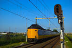 An einem sonnigen Donnerstagabend fährt ICMm-Triebzug 4225 gerade als IC 1768 nach Den Haag Centraal durch Lansingerland-Zoetermeer.