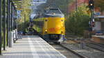 Auf diesem Foto ist ein ICM-IV-Triebzug Nummer 4210 zu sehen, der an der Spitze f�hrt und mit einem weiteren ICM-IV Nummer 4236 gekuppelt ist; die Aufnahme entstand im Bahnhof Ravenstein. Normalerweise sind diese ICM-Triebz�ge hier nicht anzutreffen; aufgrund von Bauarbeiten wurde jedoch die Intercity-Verbindung zwischen Amsterdam Centraal und Roosendaal umgeleitet, was zu diesen ungew�hnlichen Szenen f�hrte. Der Typ ICM ist auf dieser Strecke in Brabant sonst nie zu sehen – doch heute war dieses Rollmaterial, das normalerweise auf die Randstad beschr�nkt ist, hier ausgiebig im Einsatz (abgesehen von den „Sprinter“-Nahverkehrsz�gen).
Aufgenommen am 24.10.2026