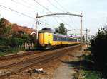 4045 und 4206 mit IC 2143 Amsterdam CS-Vlissingen unter der typischen Oberleitingsmasten bei Zevenbergen am 14-10-1996.