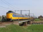 Koplopers 4026 und 4012 mit IC 10537 Zwolle-Leeuwarden bei Herfte am 2-4-2010.