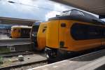 ENSCHEDE (Provinz Overijssel), 23.06.2012, Hochbetrieb im Bahnhof Enschede: vorne ein Koploper, Wagen 4210, und dahinter zwei Triebzüge der Baureihe DM 90