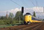 Die Kirche von Best und der Koplooper 4089 auf dem Weg nach Tilburg   bilden diese Bildkomposition am 9.5.1997 um 18.47 Uhr in den Niederlanden.