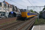 Von Amersfoort kommend und dem Ziel Schiphol-Airport durchfährt am 06.05.2016 ein Triebzug des Typs Plan Z 0/1, Baureihe ICM 1/2 "Koploper" den Bahnhof von Naarden-Bussum.
