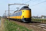 Vom hinter der Bahnubergang und mit etwa Zoom wurde am 8 April 2021 NS 4211 bei Hulten fotografiert. 