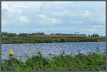 Ein Koploper der Reihe 4200 der NS rollt am 03.09.2026 bei Akkrum als IC Richtung Leeuwarden.