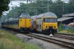 NS 7839, Regionalzug Zwolle-Utrecht, wird vom Triebzug ICN 4218, intercity nach Schiphol, im Bahnhof Nunspeet berholt am 08/08/09.