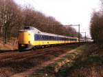 Eine lange Intercity-zug bestehende aus 15 wagens (4227 + 4217 + 4034 + 4245) als IC 532 Leeuwarden/Groningen-Den Haag/Rotterdam bei Amersfoort am 25-3-1998.