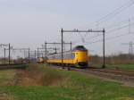 Koploper 4043 mit IC 10731 Zwolle-Leeuwarden bei Herfte am 2-4-2010.