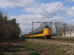 Koploper 4205 und eine weitere Koploper mit IC 1943 Den Haag CS-Venlo bei Vlierden am 8-4-2012.