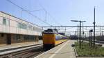 Ein Koploper der NS  aus Venlo(NL) nach Den-Haag-Centraal(NL) und fährt in Eindhoven(NL) ein.
Bei schönem Sonnenschein am Vormittag vom 4.6.2015.