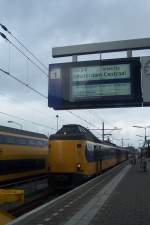 Bf. Enkhuizen /NL, 15.8.2015. Ein Triebwagenzug der Type ICM wartet auf Abfahrt nach Amsterdam Centraal.